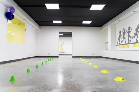 Image 2 of 6 in the gallery of "FREESKATE"