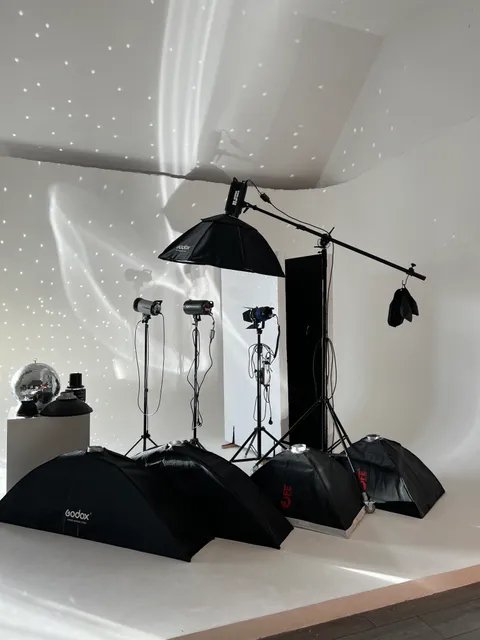 Изображение 4 из 9 в галерее "VOGUE фотостудия/ студия выпускных альбомов TRENDBOOK"