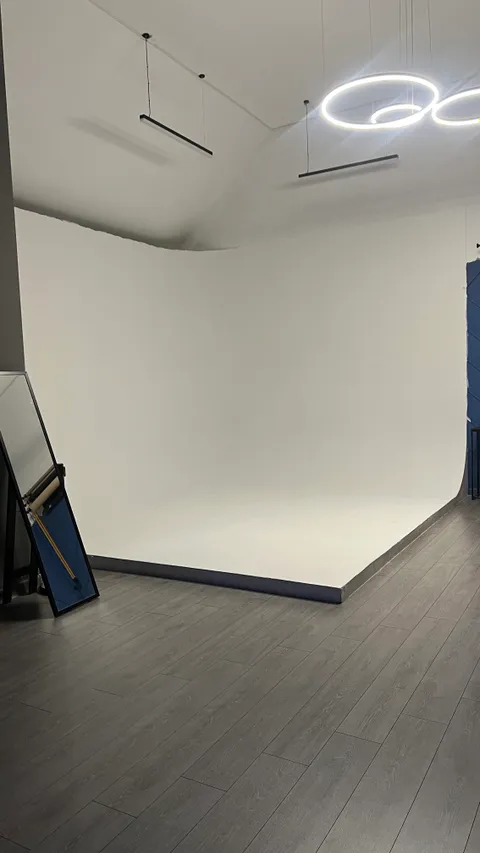 Изображение 6 из 9 в галерее "VOGUE фотостудия/ студия выпускных альбомов TRENDBOOK"